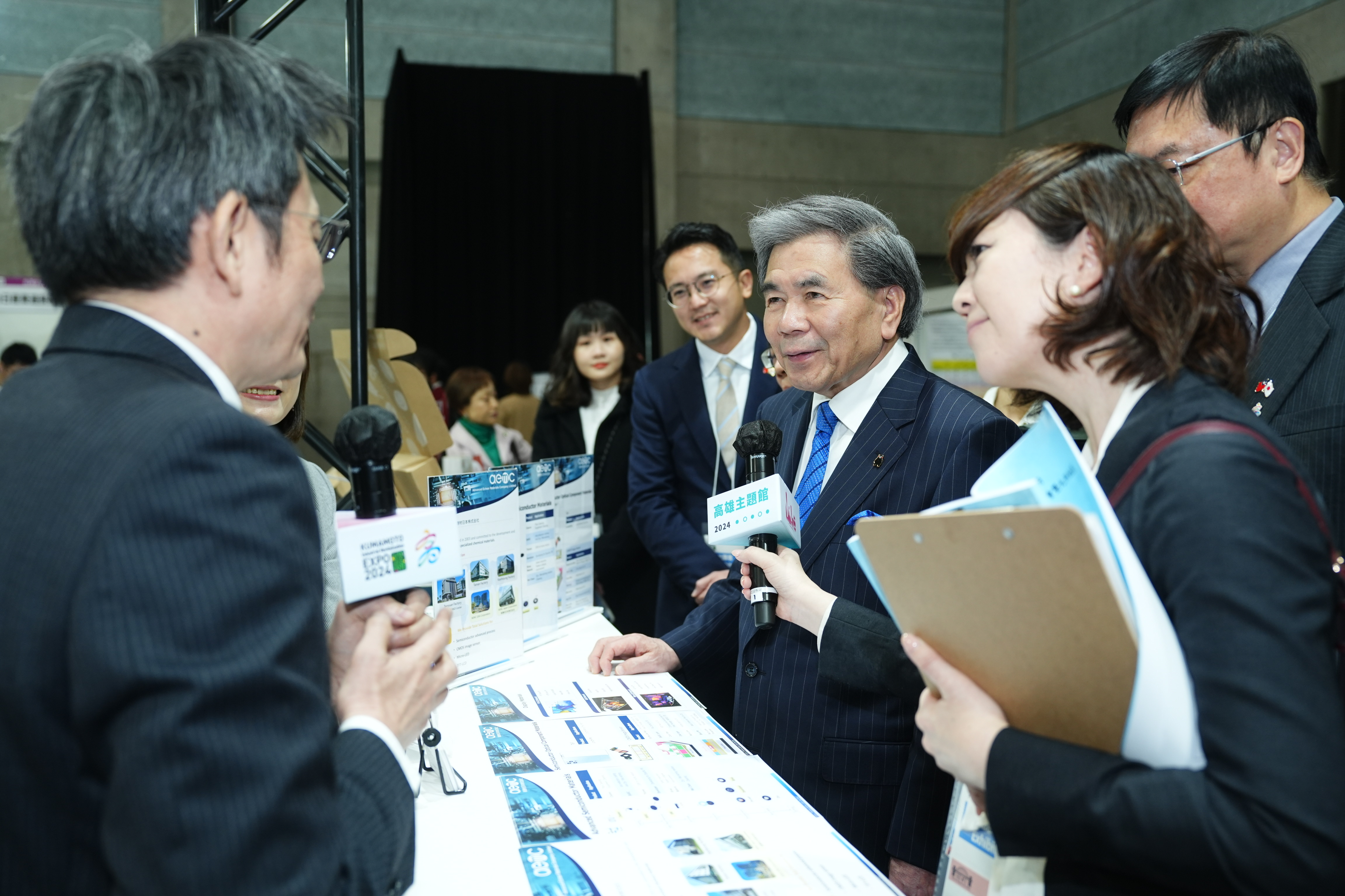 Kumamoto Governor Kabashima’s friendly chat with Deputy Mayor Lo at the Kaohsiung Pavilion