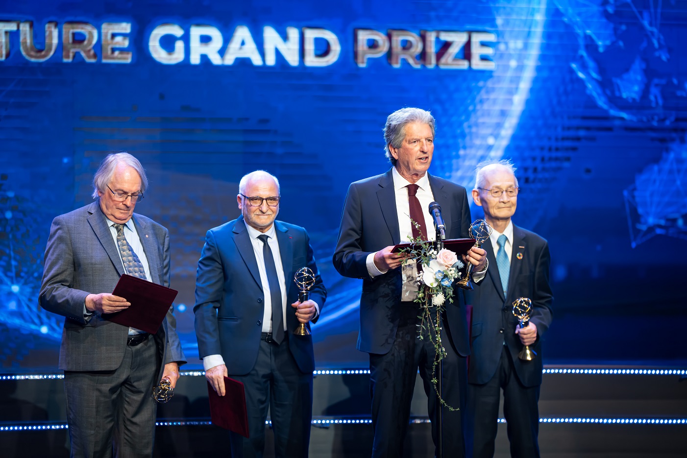 Professor Martin Andrew Green (second from right), University of New South Wales, Australia, Laureate of the 2023 VinFuture Grand Prize