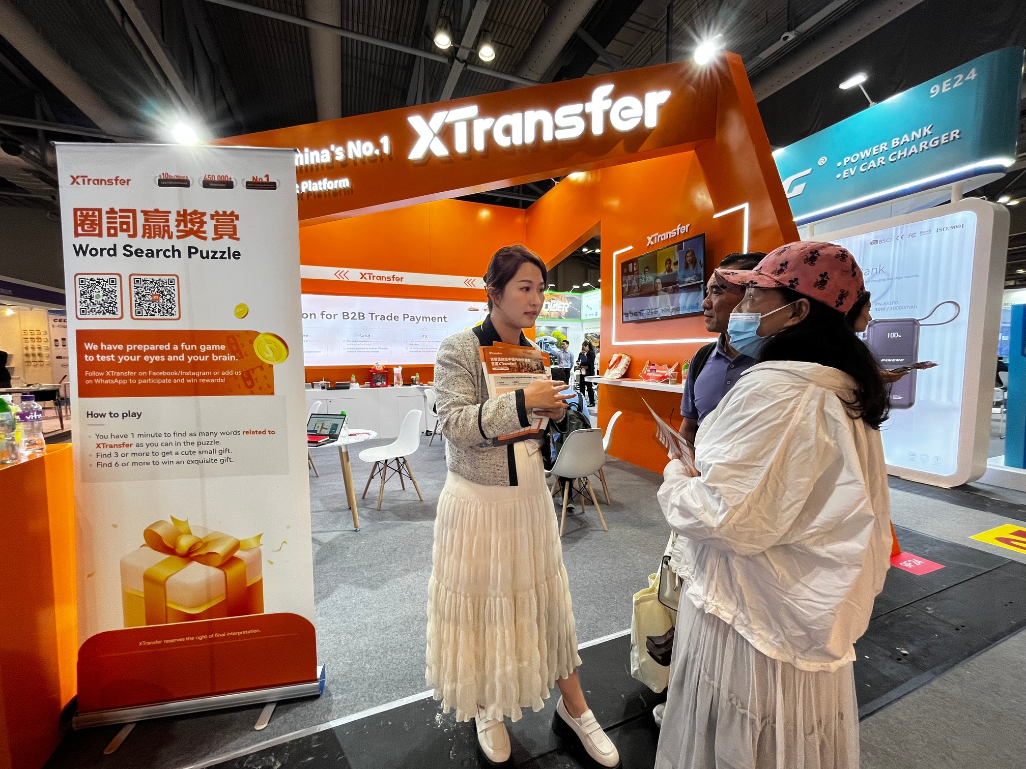 XTransfer team actively communicate with clients at the exhibition.