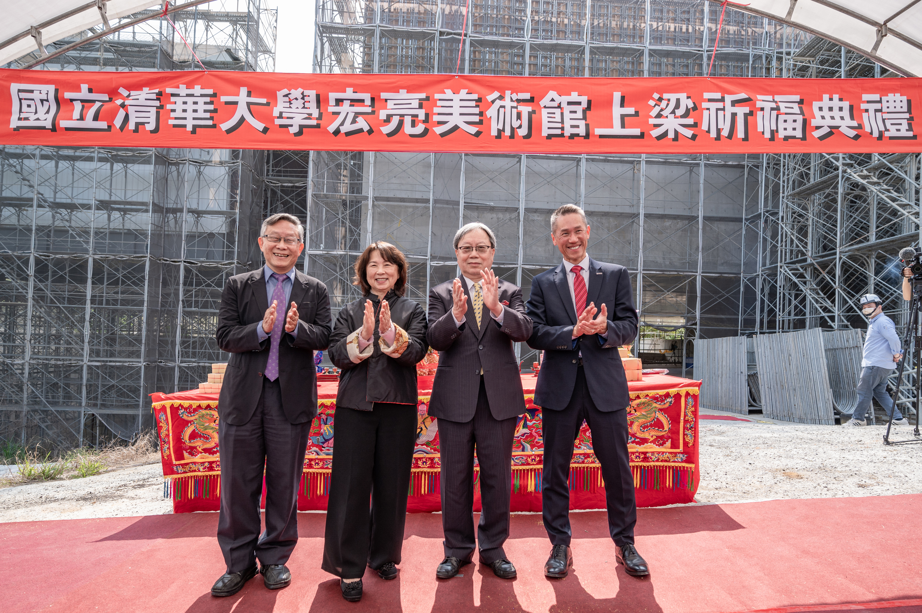 The beam-raising ceremony for the Hong Liang Art Museum was held by NTHU, with President W. John Kao (right), donor Chairman Hong-Liang Hsieh, Mrs. Fen-Ching Chiu (center), and former President Hocheng Hong (left), praying for the project's success. (Photo: National Tsing Hua University)