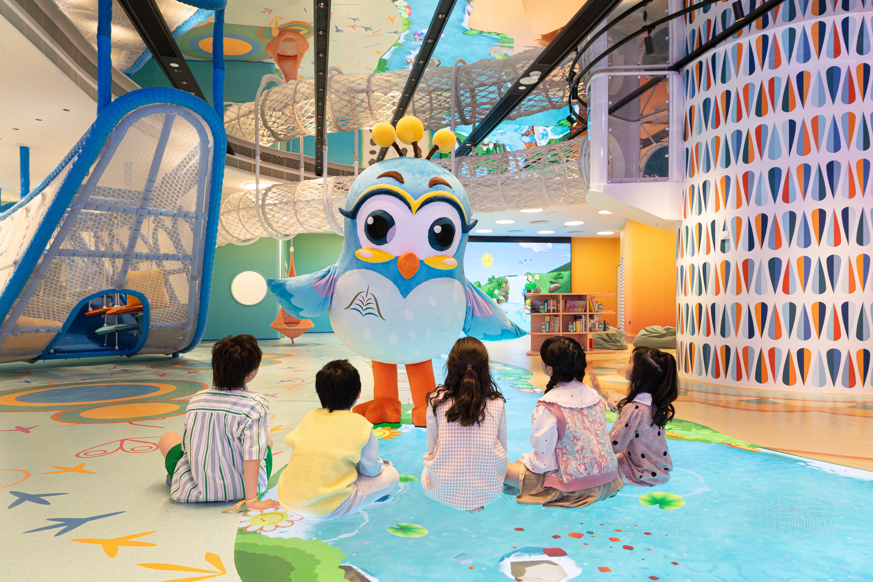 Wavey, the peacock mascot of Galaxy Kidz, is beloved by children for its beautiful appearance and adorable personality.