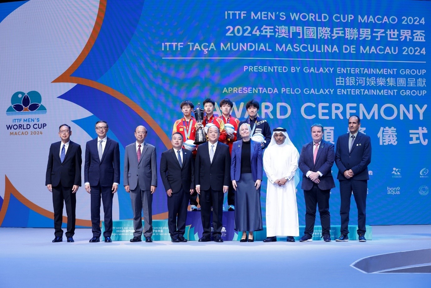 The officiating guests presented the awards to and took a photo with the ITTF Men’s World Cup champion, silver medalist and bronze medalist.