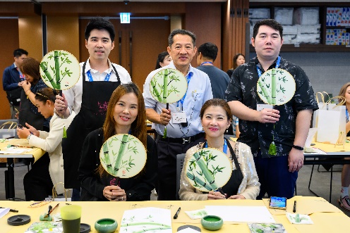 Fuel up team’s creativity with a Chinese ink fan painting workshop